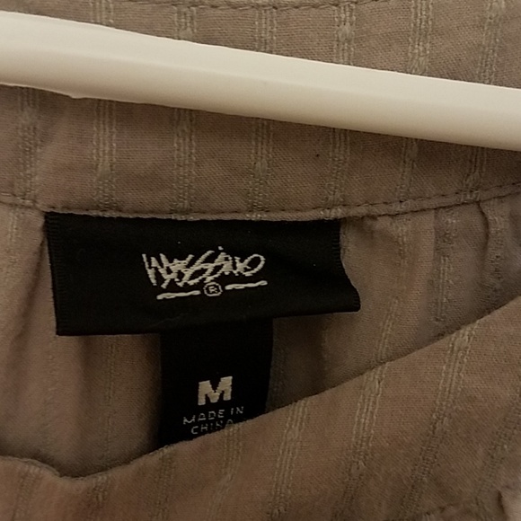 🍎3/$10 Gray striped flutter sleeve top - Picture 4 of 5